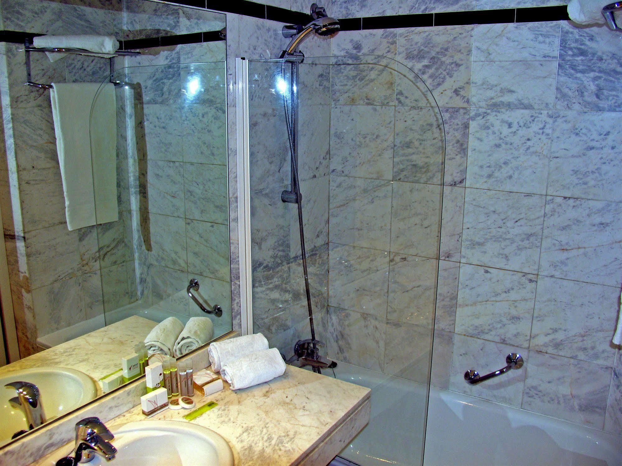 Hotel Pedralbes Barcelona Bagian luar foto